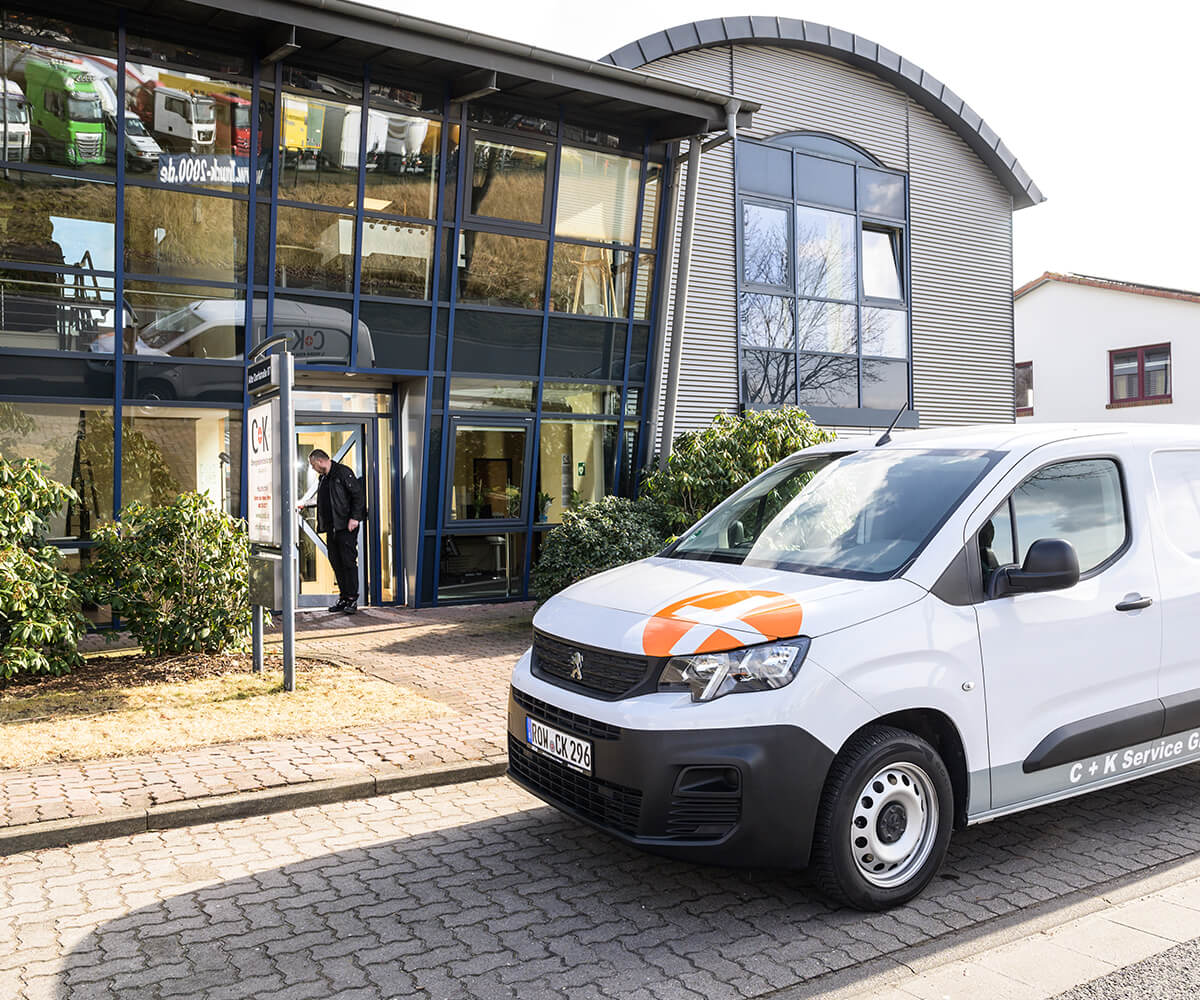 Betriebsauto vor dem Gebäude von C+K