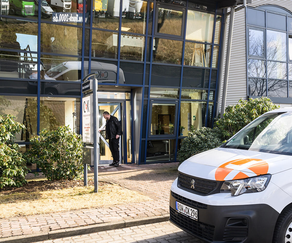 Für Sie startklar. Vor dem C+K Eingang mit Betriebsauto