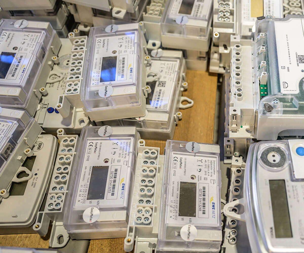 Wir tauschen Ihre alten, defekten Zähler. Ausgebaute Zähler auf dem Tisch