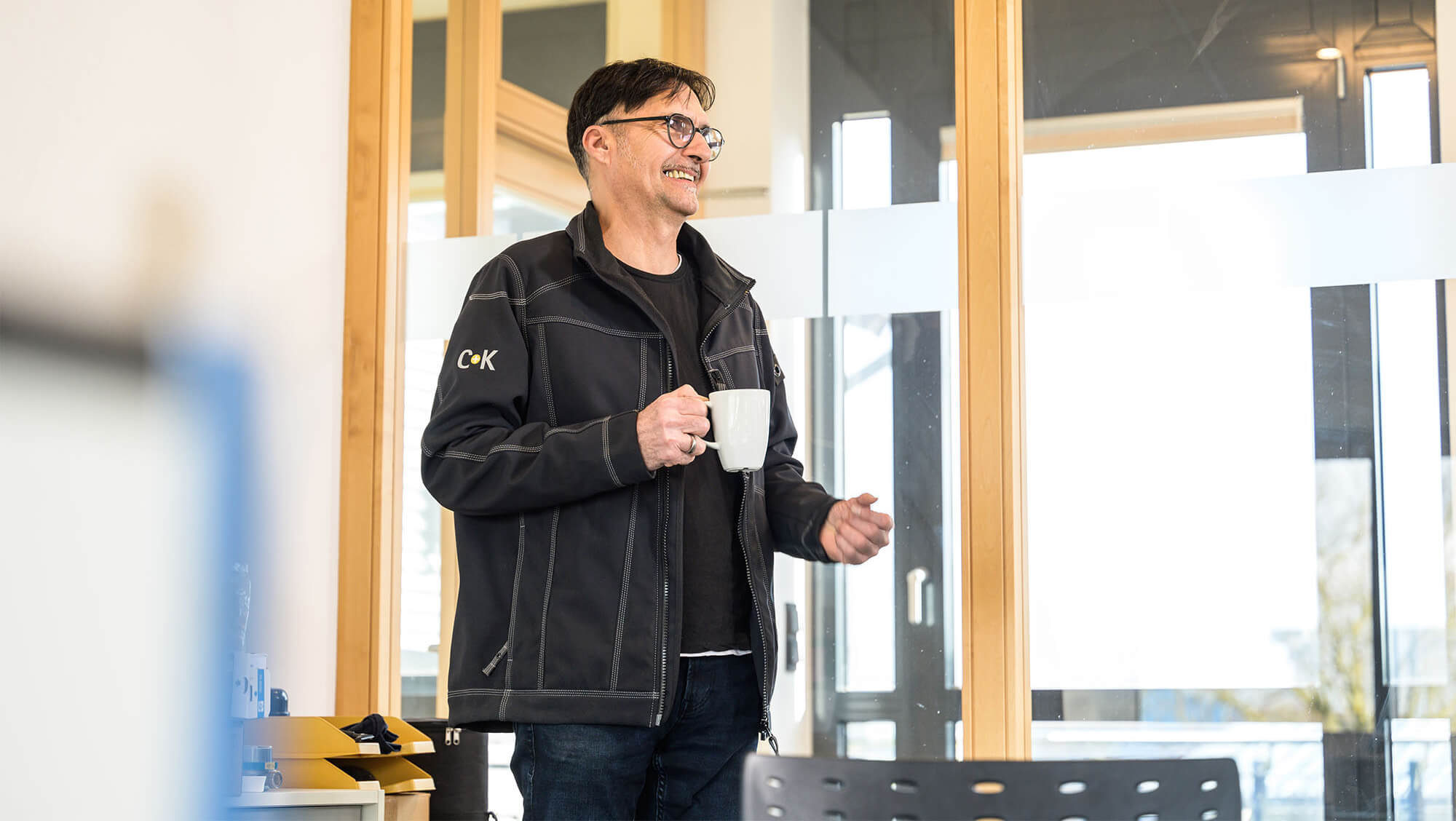 Andreas Gross mit Kaffee in der Hand