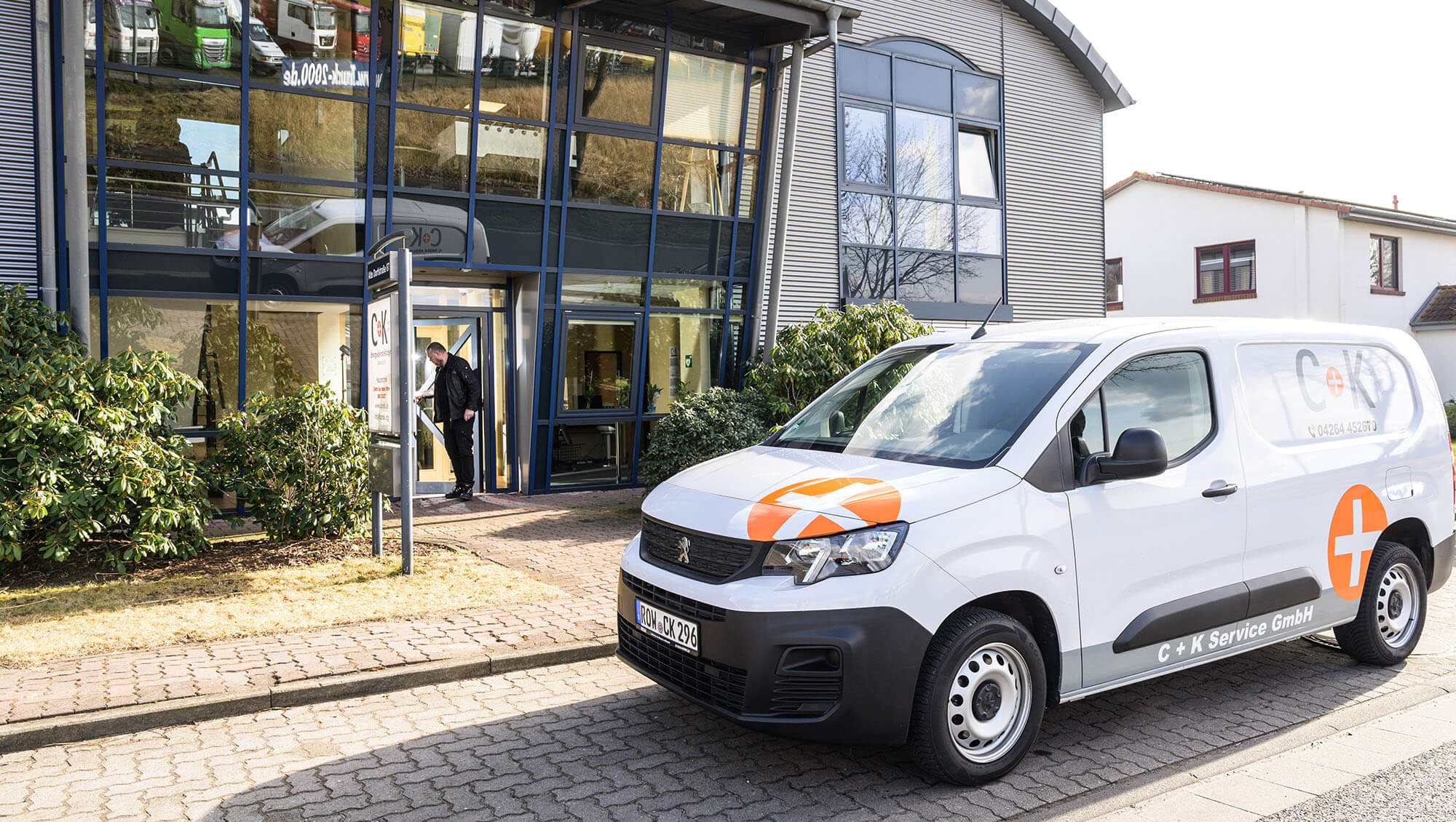 Eingangsbereich mit Firmenauto